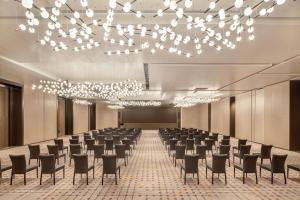 青岛金水皇冠假日酒店商务区和/或会议室