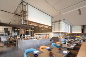 A restaurant or other place to eat at Crowne Plaza Qingdao Jinshui, an IHG Hotel