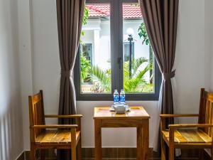 富國的住宿－Rain Forest Resort Phu Quoc，一张桌子、两把椅子和一扇窗户