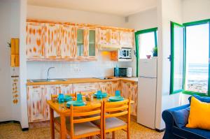 une cuisine avec une table avec de la vaisselle bleue dessus dans l'établissement Arena y el Mar, à Famara