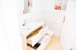 une salle de bain blanche avec un lavabo et des toilettes dans l'établissement Arena y el Mar, à Famara 27 autres photos