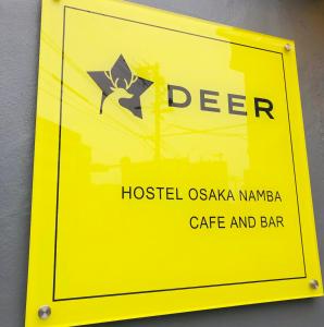 大阪的住宿－DEER Hostel OSAKA NAMBA，黄色标志,读医院的大阪卡米纳加咖啡馆和酒吧