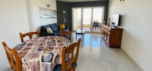 une salle à manger avec une table et un salon dans l'établissement Apartaments Club Nautic L'Escala, à L'Escala