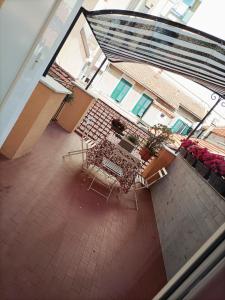 an overhead view of a patio with tables and chairs at b&b La Rosa dei venti in Alassio