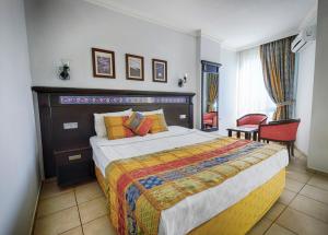 um quarto com uma cama grande num quarto em Big Blue Sky Hotel - All Inclusive em Alanya