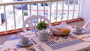 stół z tkaniną stołową na stole z tabelą sidx sidx w obiekcie Duplex two bedroom apartment Los Cristianos Parque Margarita w mieście Los Cristianos