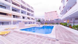 basen w środku budynku w obiekcie Duplex two bedroom apartment Los Cristianos Parque Margarita w mieście Los Cristianos +30 zdjęć