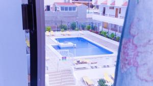 widok na basen z okna w obiekcie Duplex two bedroom apartment Los Cristianos Parque Margarita w mieście Los Cristianos