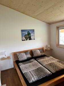 1 dormitorio con 2 camas en una habitación en Ferienwohnung Ballon im Allgäu, en Lechbruck