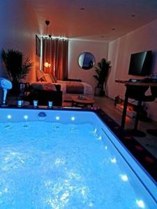 - une grande piscine dans le salon dans l'établissement Superbe appartement privé avec jacuzzi, à Saint Etienne
