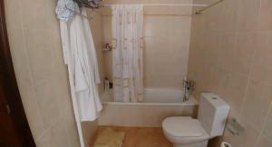 Koupelna v ubytování Piscina, bbq, quiet zone, relax SEGUR DE CALAFELL