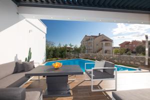 Bazén v ubytovaní Villa Nina-3 bedroom villa with a pool and hot tub alebo v jeho blízkosti