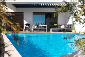Bazén v ubytovaní Villa Nina-3 bedroom villa with a pool and hot tub alebo v jeho blízkosti
