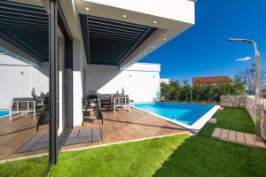 Bazén v ubytovaní Villa Nina-3 bedroom villa with a pool and hot tub alebo v jeho blízkosti
