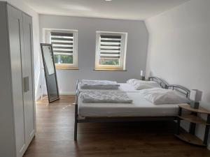 En eller flere senge i et værelse på Ferienwohnung mit Balkon und Garten OG