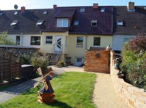 einen Hof mit einem Haus und einem Zaun in der Unterkunft Ferienwohnung Robby in Fulgen