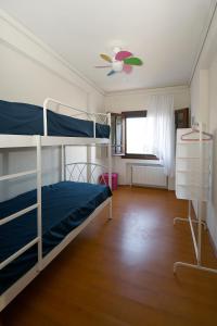 Postel nebo postele na pokoji v ubytování Ktima Marmaro