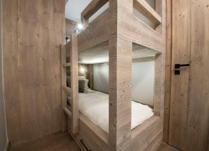 เตียงสองชั้นในห้องที่ Luxueux appartement skis aux pieds, jacuzzi privatif