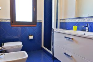 チェファルにあるVerdemareの青いバスルーム(洗面台、トイレ付)