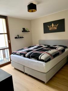 a bedroom with a bed with a crown on the wall at Kleiner Koenig - Appartement im Stadtzentrum in Bochum