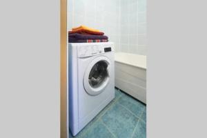 una lavatrice in un bagno accanto a una vasca di Cozy private room in a three room apartment Free parking Feel like at home a Vilnius 1 altra foto