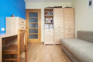 una camera con scrivania, letto e cassettiera di Cozy private room in a three room apartment Free parking Feel like at home a Vilnius