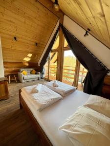 Posteľ alebo postele v izbe v ubytovaní Jedlina - naturalny dom z bali jodłowych