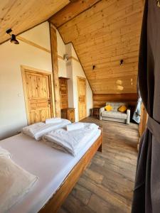 Posteľ alebo postele v izbe v ubytovaní Jedlina - naturalny dom z bali jodłowych