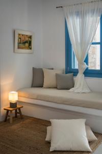 1 cama en una habitación con ventana en Maistros, en Karavostasi