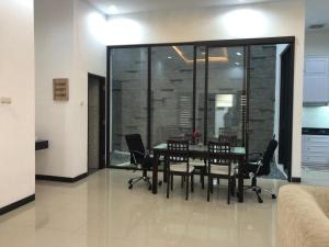 New 3br The Green Home في Kepiting-kidul: غرفة طعام مع طاولة وكراسي