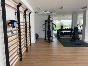 sala de fitness con cinta de correr y gimnasio en Brand new apartment with gym&rooftop pool., en Marbella