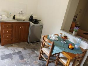 A kitchen or kitchenette at Sunny Almond Studios