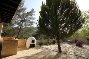 ein Baum auf einer Terrasse neben einem Haus in der Unterkunft House of Roses in Limassol