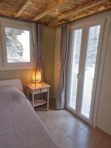 Postel nebo postele na pokoji v ubytování Syneti Andros house