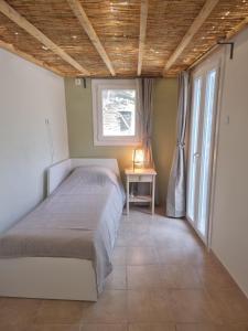 Postel nebo postele na pokoji v ubytování Syneti Andros house