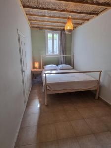 Postel nebo postele na pokoji v ubytování Syneti Andros house