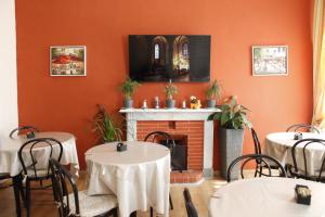 a dining room with tables and a fireplace at PICCOLO HOTEL Con Access ZTL !!! Ɲel Ƈentro Storico di Ƒirenze !!! in Florence