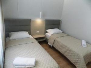 Postel nebo postele na pokoji v ubytování Hotel Vila Kalcuni Sarande