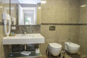 Koupelna v ubytování Hotel Vila Kalcuni Sarande