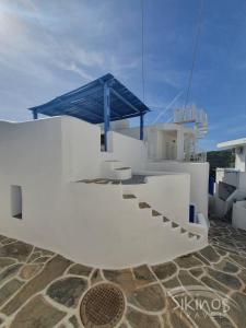 a staircase on the side of a white building at Sikinos Summer Nest in Sikinos