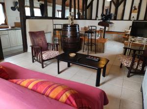 sala de estar con sofá y mesa en Grand Hourcqs en Pouillon