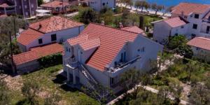 d'une vue sur une maison avec un toit rouge. dans l'établissement Apartmentt Vinko Bilota, à Seget Vranjica