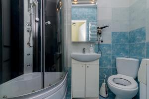łazienka z toaletą, umywalką i prysznicem w obiekcie Rooms in the center w Gdańsku +16 zdjęć