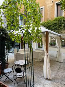 a gazebo with a table and chairs under it at Hotel Apostoli Garden in Venice