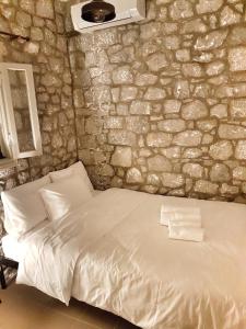 Postel nebo postele na pokoji v ubytování Prosilion Stone House