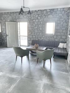 Posezení v ubytování Prosilion Stone House