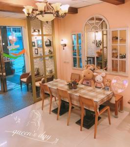 una sala da pranzo con un tavolo con orsacchiotti sopra di 洄瀾雅舍民宿-近火車站-東大門夜市附近 a Città di Hualien