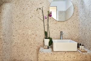 een badkamer met een wastafel en een spiegel bij Town Mansion by Monocle in Mykonos-stad