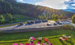 eine Luftansicht eines Parkplatzes mit Autos in der Unterkunft Gästehaus Elisabeth in Radstadt