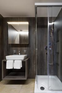 La salle de bains est pourvue d'un lavabo et d'une douche. dans l'établissement Bürgerbräu, à Überlingen